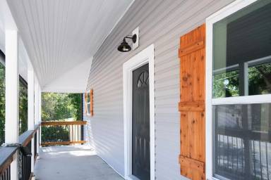 Main picture of 102 Guess St