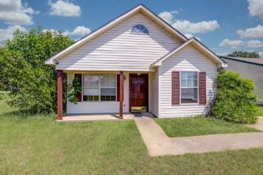 Main picture of 126 N East St