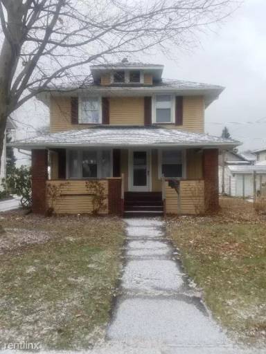 Main picture of 922 11th St NE