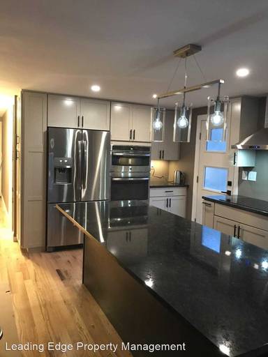 Main picture of 384 Housatonic St
