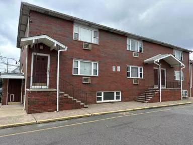 Main picture of 100 Maple St