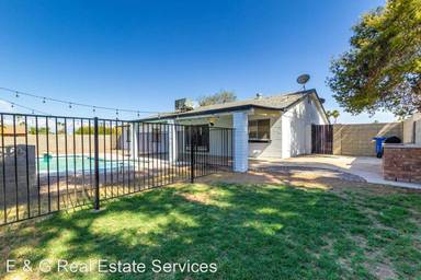 Main picture of 904 W Straford Dr