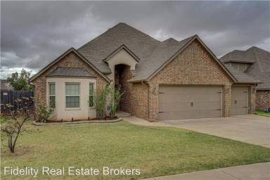 Main picture of 17205 Hardwood Pl
