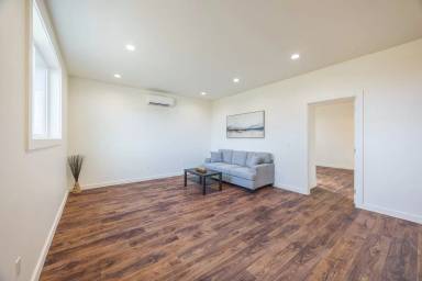 Main picture of 1120 W 8th St
