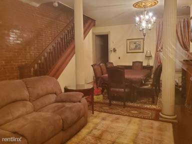 Main picture of 617 8th St NE