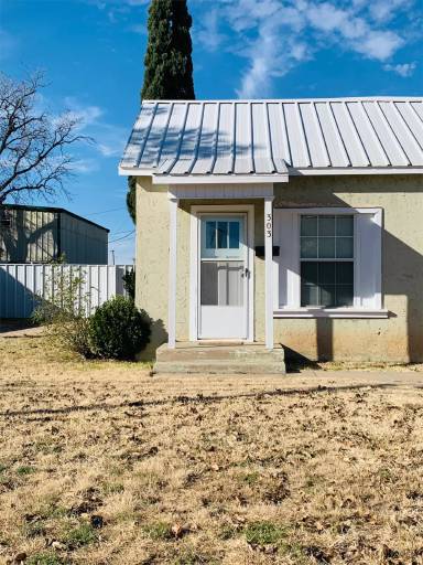 Main picture of 305 NW 1st St