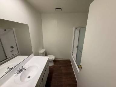 Main picture of 18615 Burbank Blvd