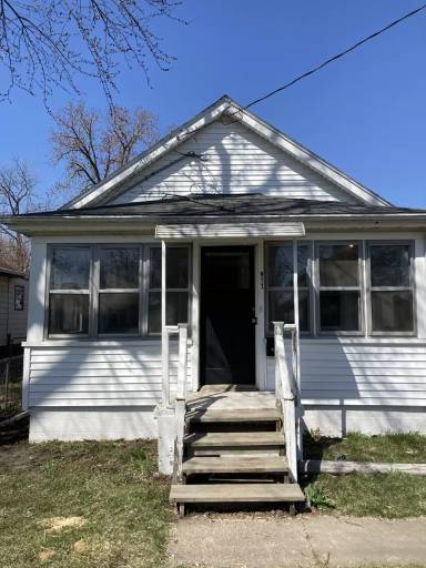 Main picture of 911 E Moneta Ave