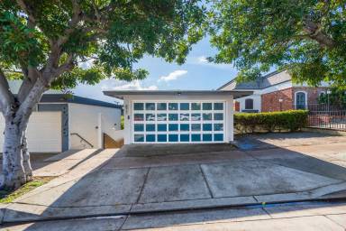 Main picture of 872 Manhattan Beach Blvd