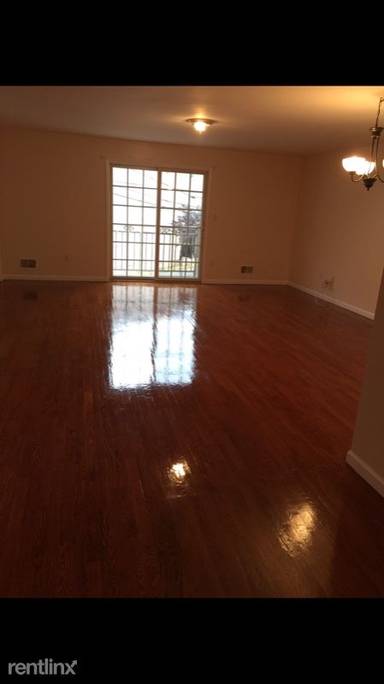 Main picture of 8 Evergreen St