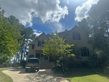 Main picture of 143 Fairway Ln