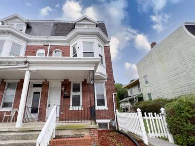 Main picture of 1302 W Poplar St
