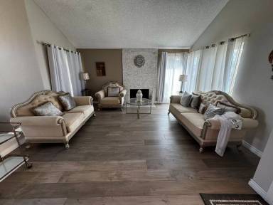 Main picture of 10295 Moorpark St