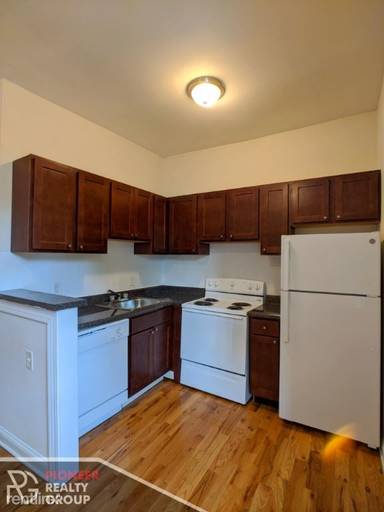 Main picture of 635 W Barry Ave