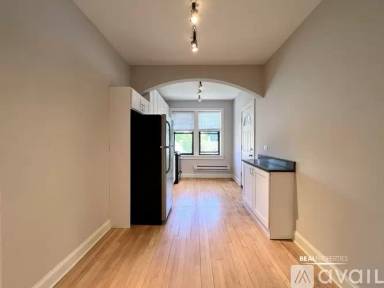 Main picture of 2323 N Rockwell St