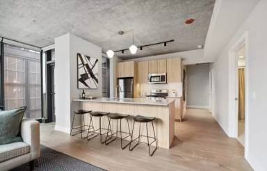 Main picture of 1040 W Van Buren St