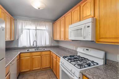 Main picture of 21054 Parthenia St