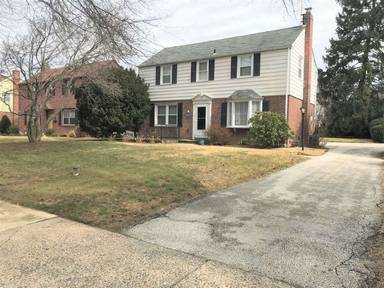 Main picture of 215 Pickwick Rd