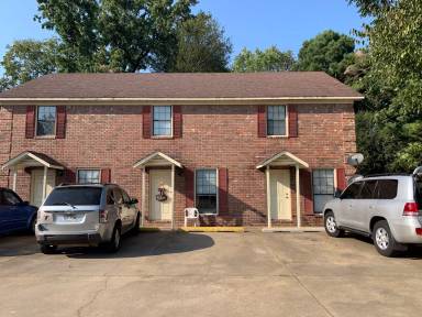 Main picture of 104 E Center St