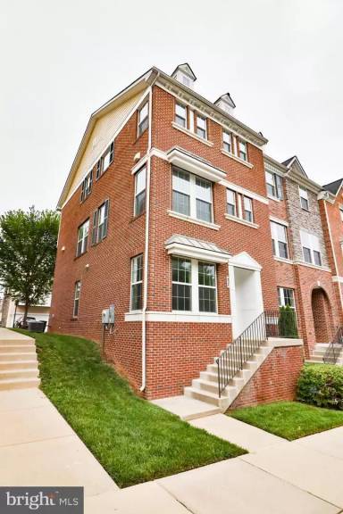 Main picture of 27 Fairbanks Dr