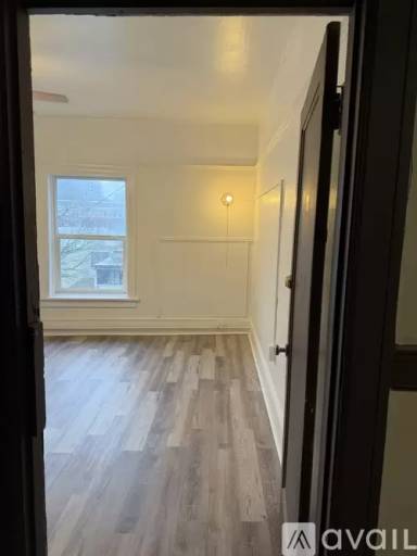 Main picture of 1717 W Burnside St