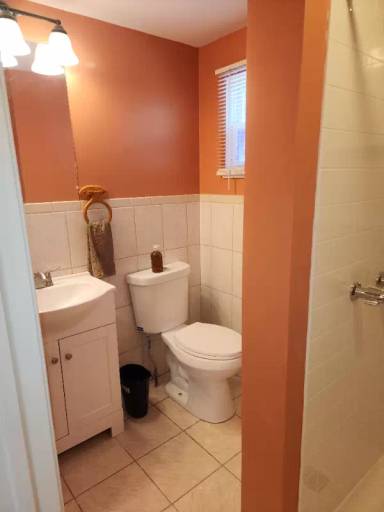 Main picture of 916 E Woodlawn Ave