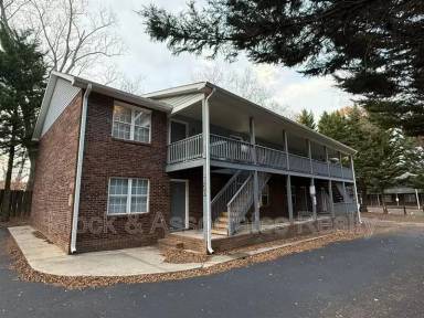 Main picture of 120 N McCrary St