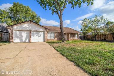 Main picture of 19326 Long Lake Dr