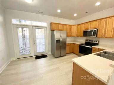 Main picture of 320 Park Square Pl