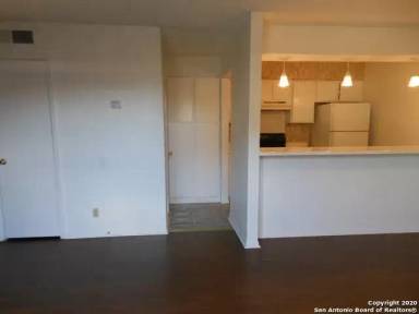 Main picture of 215 Sprucewood Ln