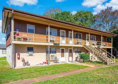 Main picture of 818 Bay St