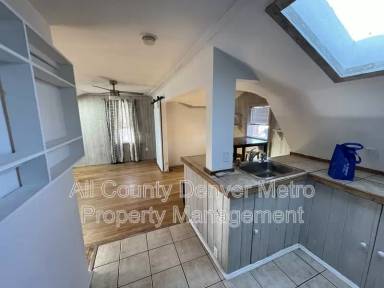 Main picture of 511 1/2 S Pennsylvania St