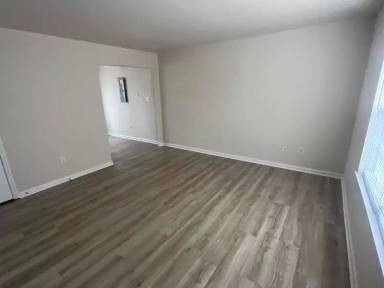 Main picture of 305 Lake St