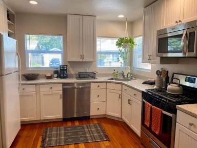 Main picture of 467 E 9th St