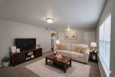 Main picture of 1715 N Main St