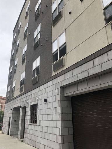 Main picture of 747 Grand St