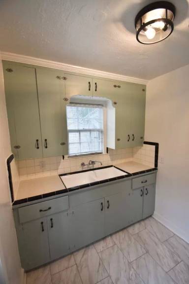 Main picture of 217 E 6th Ave