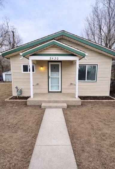 Main picture of 2430 E Monument St