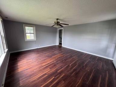 Main picture of 587 S Main St