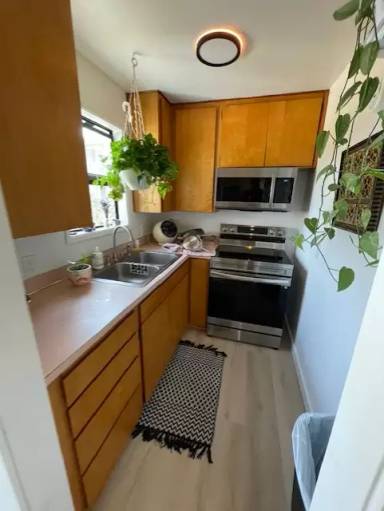 Main picture of 528 W 7th St