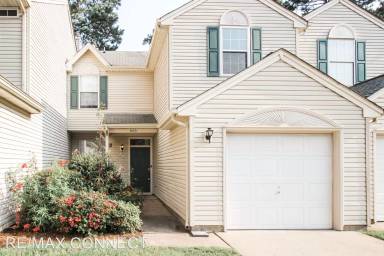 Main picture of 903 Lake Forest Dr