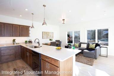 Main picture of 111 Village Ln