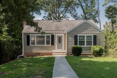 Main picture of 907 E 22nd St