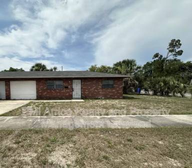 Main picture of 303 W Myrtle St