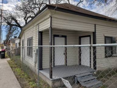 Main picture of 700 Leal St