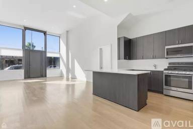 Main picture of 2034 W Grand Ave