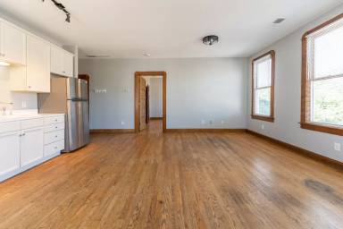 Main picture of 243 E 11th St