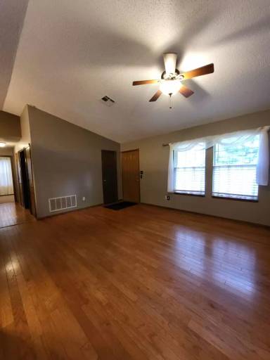 Main picture of 820 Coopers Hawk Dr