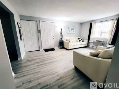 Main picture of 2 Maple Crest Cir