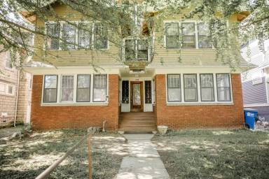 Main picture of 405 Victoria Pl